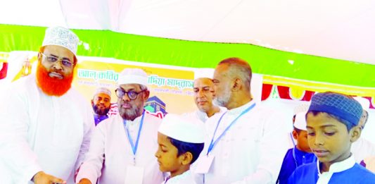 আল কবির মোহাম্মদিয়া মাদ্রাসায় মিলাদুন্নবী (দ:) মাহফিল বার্ষিক পুরষ্কার বিররণী ও শিক্ষার্থীদের চারা বিতরণ